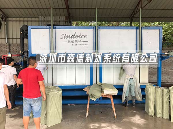 直冷式塊冰機(jī)操作簡(jiǎn)單